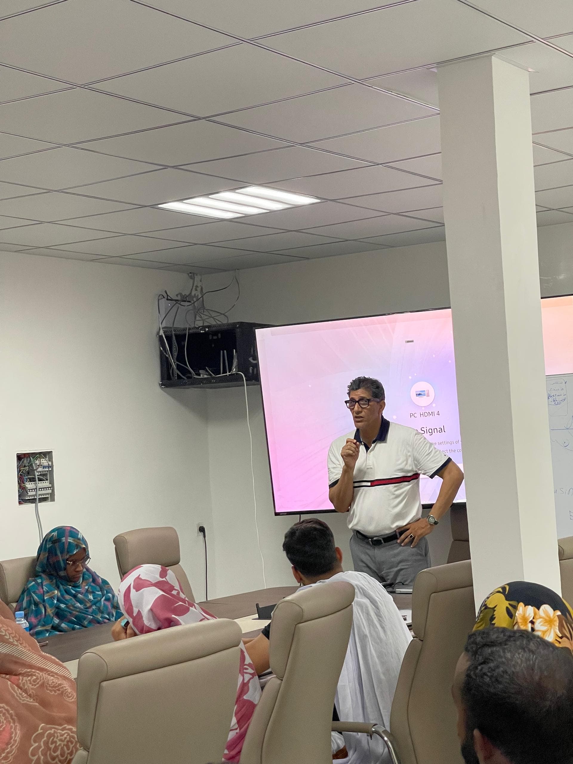 لقطة من جلسة تدريبية حول المهارات الرقمية