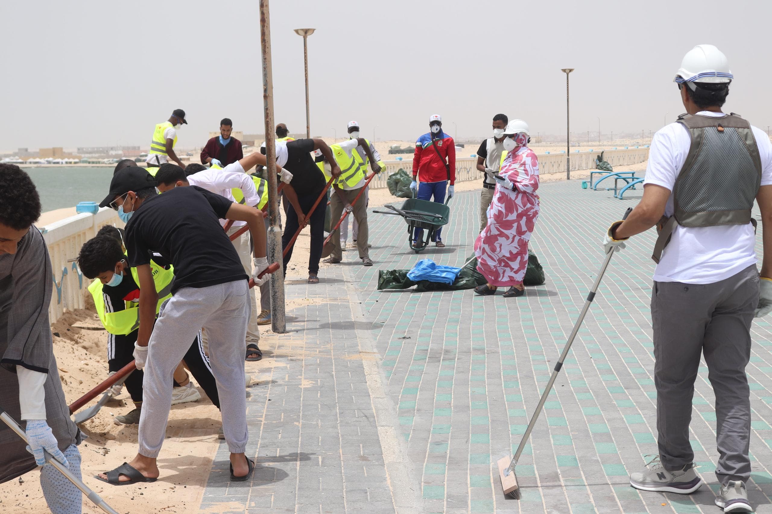مجموعة من المتطوعين ينظفون الممشى الساحلي في نواذيبو